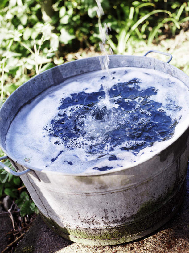 无人,花园,竖图,俯视,室外,白天,草地,草坪,花圃,水,植物,阴影,飞溅,溅,光线,水桶,液体,影子,水滴,水珠,草,绿色,阳光,喷洒,小花园,彩图,高角度拍摄