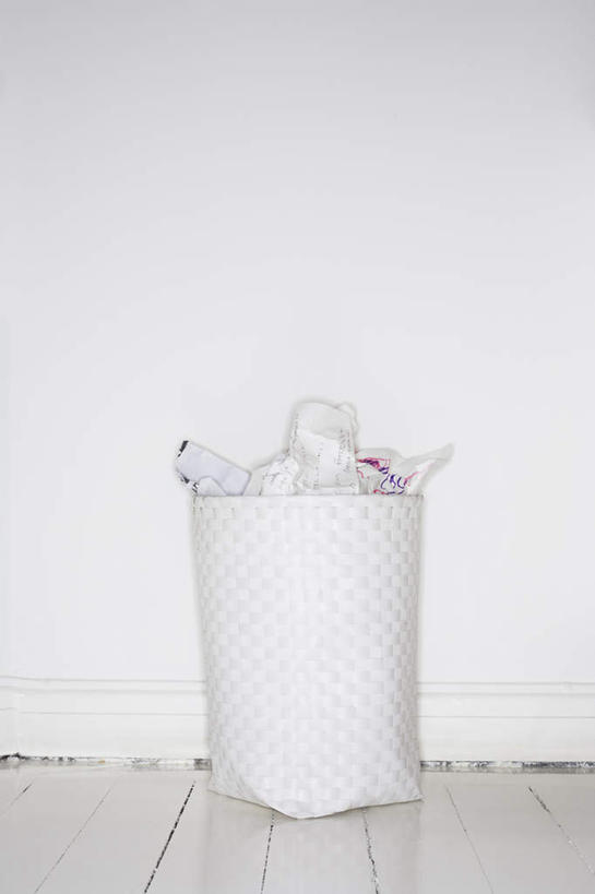 无人,竖图,室内,白天,正面,静物,环保,笔,墙,办公用品,垃圾,垃圾桶,墙壁,墙面,文具,一个,白色,铅笔,容器,学习用品,单个,储藏,垃圾箱,文具用品,回收,资源,储存,利用,低碳,循环,渣滓,充满,彩图,贮存