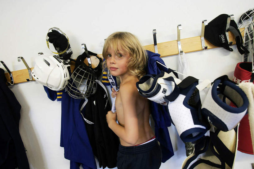 西方人,儿童,一个人,站,横图,室内,白天,侧面,锻炼,旅游,度假,纯洁,运动,曲棍球,帽子,欧洲,欧洲人,仅一个男性,仅一个人,握,惊讶,头盔,墙,挂钩,拿,拿着,扭头,注视,娱乐,裸露,墙壁,墙面,小孩,安全帽,观察,看,站着,转头,仅一个小孩,享受,休闲,放松,可爱,童年,童趣,握着,观看,惊奇,察看,关注,室外运动,裸,户外运动,童真,烂漫,无邪,诧异,惊疑,惊异,天真,男孩,男人,男性,白种人,孩子,站立,半身,彩图,健身,男生