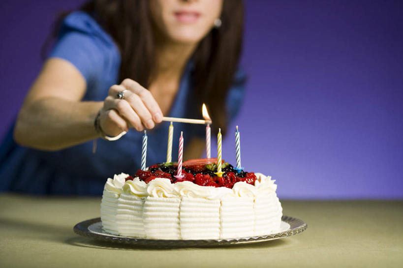 点心,西方人,一个人,举,横图,室内,白天,正面,爱情,餐桌,桌子,餐具,蜡烛,水果,欧洲,欧洲人,仅一个年轻女性,仅一个女性,仅一个人,握,蓝色背景,服装,新鲜,碟子,火焰,盘,烛光,生食,食品,甜点,甜品,果实,浪漫,燃烧,拿,拿着,休闲装,文化,装饰品,食物,糕点,衣服,盘子,戒指,饰品,首饰,碟,甜食,奶油,生日蛋糕,点燃,祈祷,托,休闲,休闲服,恩爱,握着,许愿,摄影,服饰,有机食品,绿色食品,影棚,餐台,纪念,祈求,信物,乳制品,点火,权利,焚烧,手饰,激凌,克林姆,淇淋,平安,年轻女性,女人,女性,白种人,举起,举手,举着,向上举,向上伸,向上托,半身,彩图,影棚拍摄,拍摄,蛋糕