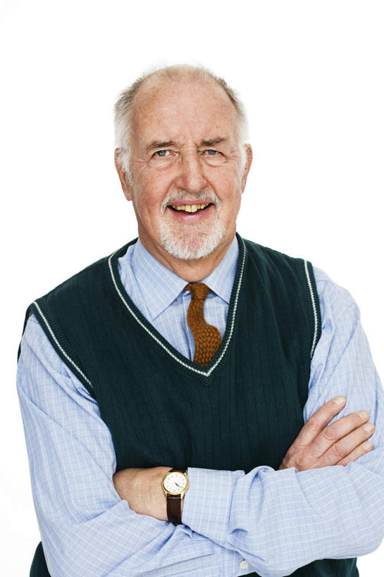 西方人,胡须,秃头,一个人,商务人士,商务男性,站,笑,双手交叉,微笑,露齿笑,竖图,室内,白天,白色背景,正面,衬衫,欧洲,欧洲人,仅一个男性,仅一个人,套装,时间,时钟,手表,计时,注视,钟表,观察,看,站着,仅一个老年男性,表,摄影,影棚,观看,腕表,察看,双手抱胸,关注,商务装,工薪阶层,老年男性,男人,男性,白种人,光头,胡子,络腮胡,无发,白领,上班族,钟,站立,半身,彩图,影棚拍摄,衬衣,拍摄