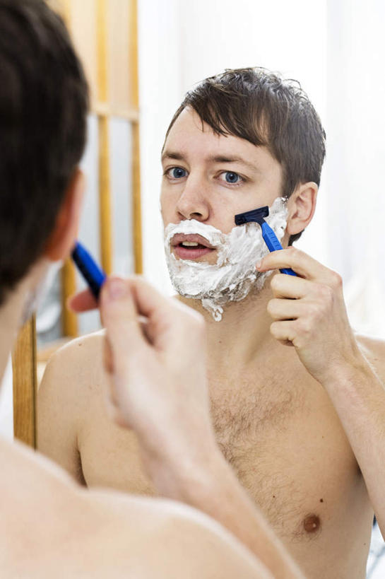 西方人,一个人,站,竖图,室内,白天,欧洲,欧洲人,仅一个男性,仅一个人,泡沫,剃须刀,拿,拿着,注视,裸露,仅一个年轻男性,背面,观察,看,清洁,站着,护理,观看,察看,关注,剃须,裸,剃须泡沫,仪容,仪表,男人,男性,年轻男性,白种人,站立,半身,彩图