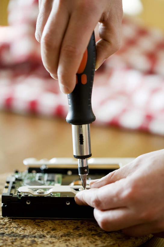 西方人,手,一个人,站,竖图,俯视,室内,特写,白天,桌子,欧洲,欧洲人,双手,仅一个男性,仅一个人,电路板,工具,办公桌,拿,拿着,注视,仅一个年轻男性,观察,看,站着,手部,观看,螺丝刀,起子,察看,关注,男人,男性,年轻男性,白种人,站立,半身,彩图,高角度拍摄