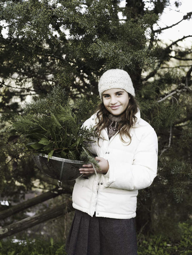 西方人,一个人,站,捧,竖图,室外,白天,正面,植物,帽子,欧洲,欧洲人,仅一个年轻女性,仅一个女性,仅一个人,盆栽,盆景,注视,绿色,自然,观察,看,站着,生长,成长,观看,察看,关注,编织帽,年轻女性,女人,女性,白种人,端,端着,捧着,手捧,站立,半身,彩图