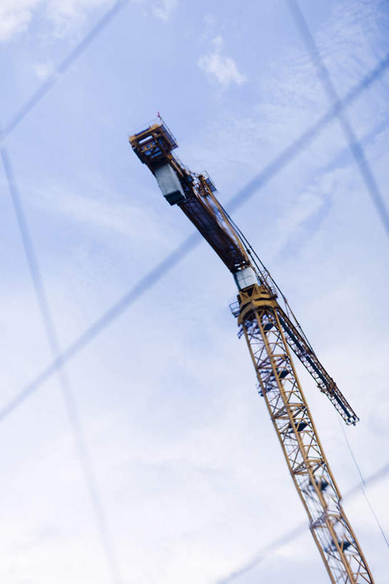 无人,工厂,竖图,室外,白天,仰视,技术,建筑,瑞典,欧洲,阴影,光线,影子,云,云朵,云彩,设备,施工,蓝色,白云,蓝天,天空,阳光,天,机械,起重机,晴朗,工场,工程,斯堪的纳维亚,北欧,斯堪的纳维亚半岛,瑞典王国,晴空,彩图,低角度拍摄