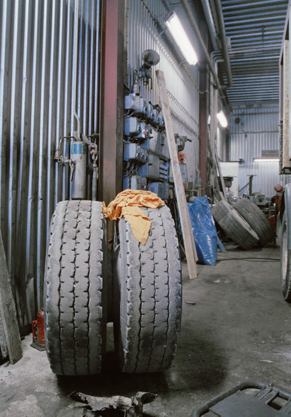 无人,工厂,竖图,室内,白天,正面,照明,墙,灯光,吊灯,墙壁,墙面,灯,轮胎,灯具,橡胶,工场,照亮,照明设备,橡胶制品,彩图