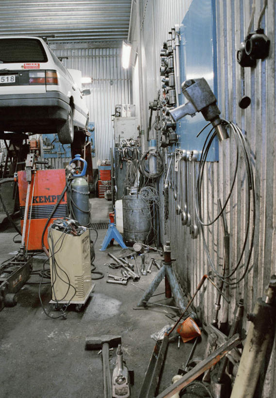 无人,工厂,竖图,室内,白天,正面,汽车,照明,一辆,吊挂,悬挂,墙,灯光,挂,吊灯,墙壁,墙面,车,灯,轮胎,灯具,交通工具,轿车,橡胶,金属板,工场,照亮,照明设备,载具,橡胶制品,彩图