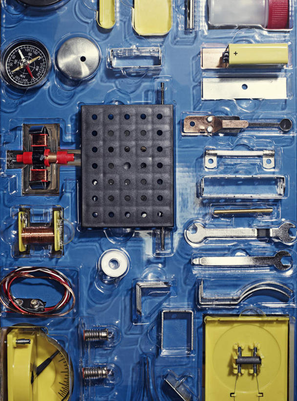 无人,竖图,室内,特写,白天,正面,游戏,静物,玩具,金属制品,阴影,光线,金属,影子,灯光,玩,娱乐,休闲,益智,活动,发泄,消遣,智力,宣泄,玩耍,嬉戏,彩图