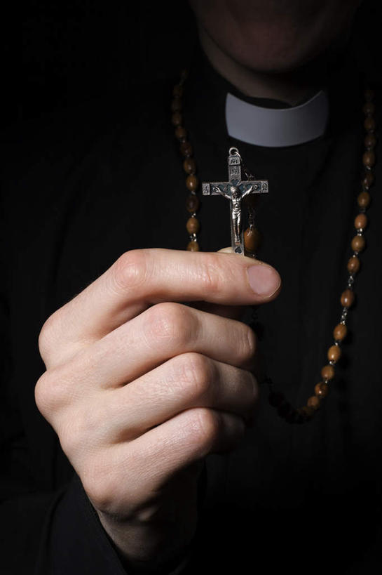 西方人,一个人,牧师,传教士,站,竖图,室外,白天,正面,项链,欧洲,欧洲人,仅一个男性,仅一个人,十字架,拿,拿着,注视,装饰品,仅一个年轻男性,饰品,首饰,观察,看,站着,观看,察看,关注,男人,男性,年轻男性,白种人,传道者,祭司,教士,神甫,神父,站立,半身,彩图