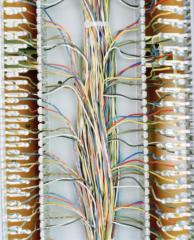 无人,竖图,室内,特写,白天,正面,静物,一排,整齐,电力,电线,线,电能,线路,排列,电,电源,电源线,队列,能量,彩图