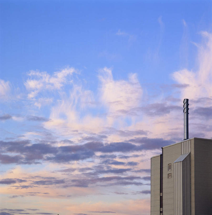 无人,工厂,竖图,室外,白天,仰视,瑞典,欧洲,云,云朵,云彩,蓝色,白云,蓝天,天空,天,工业,晴朗,工场,核电站,斯堪的纳维亚,北欧,斯堪的纳维亚半岛,瑞典王国,产业,晴空,彩图,低角度拍摄