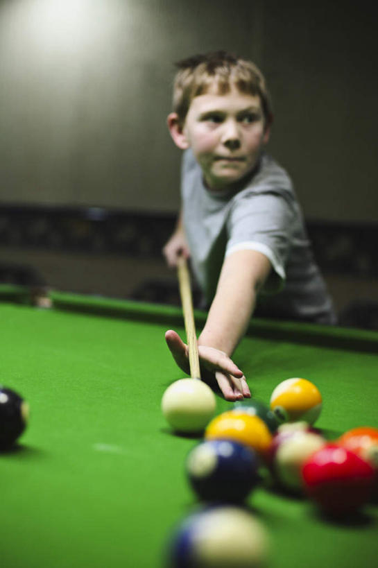 西方人,儿童,一个人,站,竖图,室外,白天,正面,度假,纯洁,台球,欧洲,欧洲人,仅一个男性,仅一个人,撞球,球杆,娱乐,运动器械,彩球,小孩,站着,仅一个小孩,享受,休闲,健身器械,放松,可爱,童年,童趣,台球桌,休闲场所,健身器材,娱乐场所,斯诺克,童真,桌球房,烂漫,无邪,斯诺克球,斯诺克台球,天真,桌球,男孩,男人,男性,白种人,孩子,站立,半身,彩图,运动器材,男生