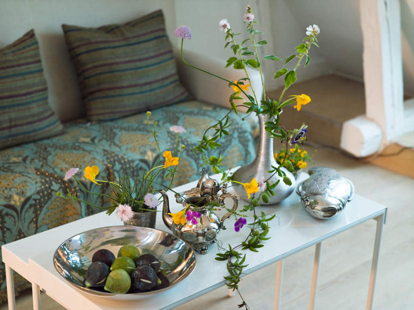 无人,家,客厅,横图,室内,白天,正面,植物,别墅,家具,靠垫,沙发,装修,建筑,叶子,欧式,许多,装饰,盛开,房屋,屋子,公寓,绿叶,靠枕,豪华,茶几,建设,现代,装潢,洋房,楼房,住宅,花,花瓣,花朵,花卉,鲜花,黄色,垫子,室内装潢,枕头,花蕊,嫩叶,样板房,明亮,起居室,舒适,家居装潢,房屋设计,地中海风格,古典风格,简约风格,布艺沙发,室内设计,宽敞,样板房装潢,设计,叶,叶片,彩图,房子