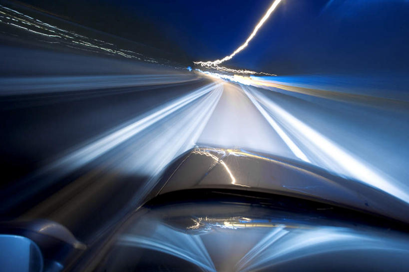 无人,横图,室外,夜晚,正面,台灯,道路,路,公路,汽车,照明,一辆,朦胧,模糊,高架,灯光,交通,车,灯,蓝色,蓝天,天空,灯具,交通工具,轿车,天,晴朗,尾灯,照亮,照明设备,载具,高架桥,高架道路,跨线桥,万里无云,晴空,晴空万里,彩图