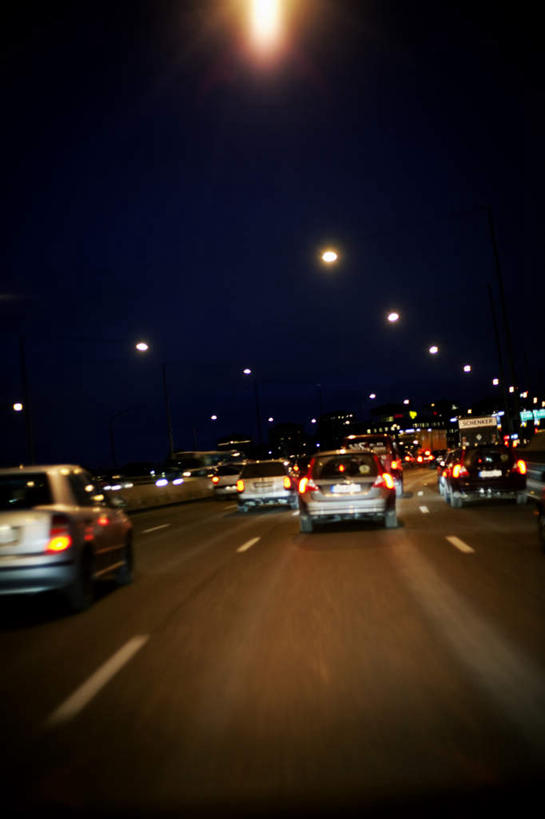 无人,栏杆,竖图,室外,夜晚,正面,草地,草坪,植物,道路,路,路灯,公路,汽车,金属制品,照明,一排,许多,奔驰,阴影,朦胧,模糊,整齐,光线,金属,影子,云,云朵,高架,围栏,灯光,交通,云彩,奔腾,护栏,车,灯,草,排列,蓝色,绿色,白云,蓝天,天空,交通工具,轿车,天,奔跑,晴朗,尾灯,照亮,照明设备,队列,载具,飞驰,疾驰,高架桥,高架道路,跨线桥,晴空,彩图