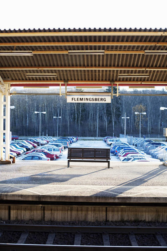 无人,停车场,竖图,室外,白天,正面,树林,植物,路,路灯,铁路,汽车,椅子,照明,一把,一排,许多,吊挂,悬挂,阴影,整齐,光线,木制,英文,标志,挂牌,文字,影子,字符,字母,木椅,屋顶,灯光,轨道,交通,铁轨,挂,顶棚,标识,车,灯,树,树木,排列,一个,泊车,停车,绿色,白色,黑色,阳光,自然,木制品,交通工具,轿车,运输,生长,单个,成长,英文字母,照亮,照明设备,队列,载具,棚子,彩图,泊车场