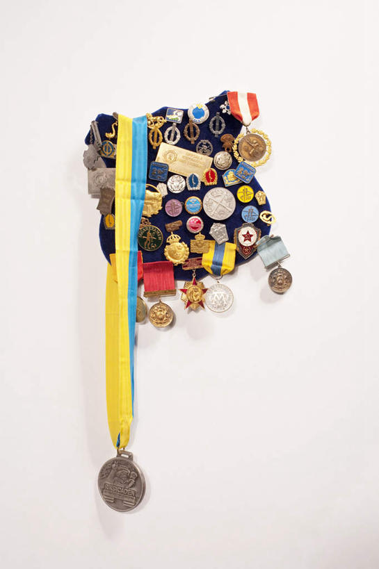 无人,竖图,俯视,室内,特写,白天,白色背景,静物,一堆,许多,堆叠,堆积,黄色,红色,蓝色,灰色,金色,摄影,影棚,堆,奖牌,彩图,高角度拍摄,影棚拍摄,拍摄