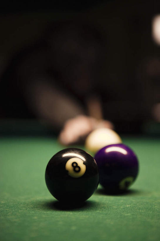 西方人,一个人,竖图,室内,特写,白天,正面,台球,欧洲,欧洲人,仅一个男性,仅一个人,撞球,朦胧,模糊,球杆,三颗,运动器械,彩球,仅一个年轻男性,紫色,白色,黑色,健身器械,击打,台球桌,健身器材,斯诺克,斯诺克球,斯诺克台球,桌球,男人,男性,年轻男性,白种人,半身,彩图,运动器材