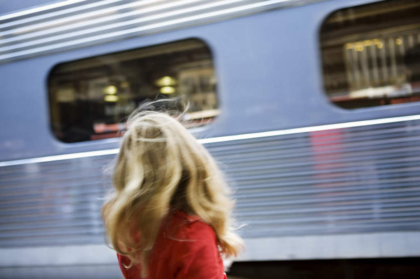 西方人,一个人,商务人士,商务女性,站,横图,室外,白天,风,地铁,金属制品,欧洲,欧洲人,仅一个年轻女性,仅一个女性,仅一个人,一辆,奔驰,套装,服装,金属,地铁站,轨道交通,休闲装,奔腾,背面,衣服,红色,奔跑,站着,休闲,休闲服,金色,服饰,商务装,飞驰,疾驰,工薪阶层,年轻女性,女人,女性,白种人,长发,卷发,白领,上班族,站立,半身,彩图,地铁机动车,地下铁,轻轨