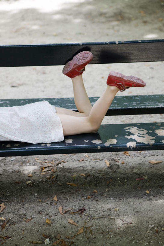 西方人,儿童,一个人,竖图,室外,白天,侧面,鞋,纯洁,鞋子,椅子,欧洲,欧洲人,仅一个女性,仅一个人,服装,木制,木椅,皮革,休闲装,翘腿,一个,小孩,衣服,红色,绿色,白色,木制品,趴着,仅一个小孩,休闲,休闲服,可爱,童年,童趣,服饰,单个,童真,烂漫,无邪,天真,女孩,女人,女性,白种人,孩子,趴,半身,彩图,皮鞋,女生