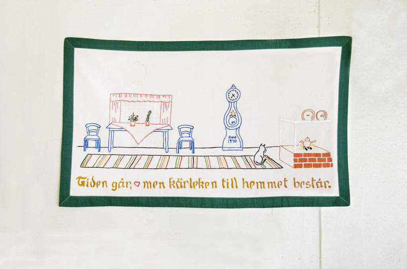 无人,蹲,横图,室内,白天,餐桌,窗户,桌子,宠物,猫,椅子,花盆,一张,装饰,时间,边框,布料,时钟,纸,木椅,墙,计时,布纹,玻璃窗,墙壁,墙面,桌布,两个,一只,背面,红色,蓝色,绿色,白色,黑色,动物,餐巾,台布,钟表,表,可爱,餐台,座钟,华丽,修饰,点缀,猫咪,衬托,美观,雅致,雅观,钟,蹲着,彩图,全身