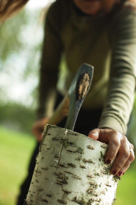 西方人,一个人,站,竖图,室外,特写,白天,正面,草地,草坪,植物,欧洲,欧洲人,仅一个年轻女性,仅一个女性,仅一个人,一把,一根,握,服装,裤子,朦胧,模糊,木材,木头,拿,拿着,休闲装,木柴,草,衣服,绿色,黑色,站着,休闲,休闲服,握着,服饰,木料,劈,斧头,砍柴,年轻女性,女人,女性,白种人,站立,半身,彩图