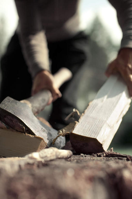 西方人,一个人,站,竖图,室外,特写,白天,正面,欧洲,欧洲人,仅一个年轻女性,仅一个女性,仅一个人,一把,一根,握,阴影,服装,裤子,朦胧,模糊,光线,木材,木头,影子,拿,拿着,休闲装,木柴,衣服,黑色,阳光,站着,休闲,休闲服,握着,服饰,木料,劈,斧头,砍柴,年轻女性,女人,女性,白种人,站立,半身,彩图