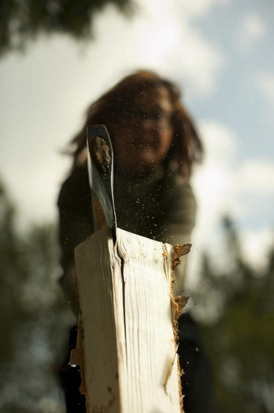 西方人,一个人,站,竖图,室外,白天,仰视,植物,欧洲,欧洲人,仅一个年轻女性,仅一个女性,仅一个人,一把,一根,握,阴影,服装,裤子,光线,木材,木头,影子,云,云朵,拿,云彩,拿着,休闲装,木柴,树,树木,衣服,蓝色,绿色,黑色,白云,蓝天,天空,阳光,自然,天,站着,休闲,休闲服,握着,服饰,木料,生长,晴朗,成长,劈,斧头,砍柴,年轻女性,女人,女性,白种人,晴空,站立,半身,彩图,低角度拍摄