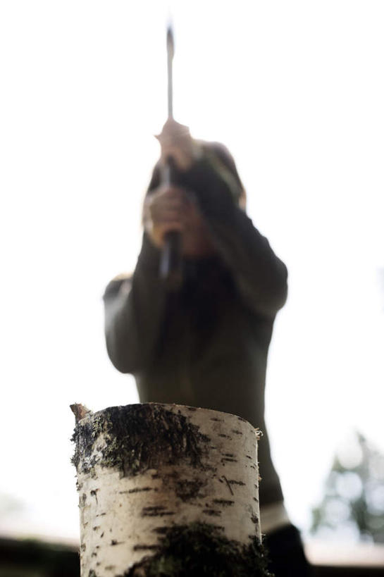 西方人,一个人,站,竖图,室外,白天,仰视,欧洲,欧洲人,仅一个年轻女性,仅一个女性,仅一个人,一把,一根,握,阴影,服装,裤子,光线,木材,木头,影子,云,云朵,拿,云彩,拿着,休闲装,木柴,衣服,蓝色,黑色,白云,蓝天,天空,阳光,天,站着,休闲,休闲服,握着,服饰,木料,晴朗,劈,斧头,砍柴,年轻女性,女人,女性,白种人,晴空,站立,半身,彩图,低角度拍摄