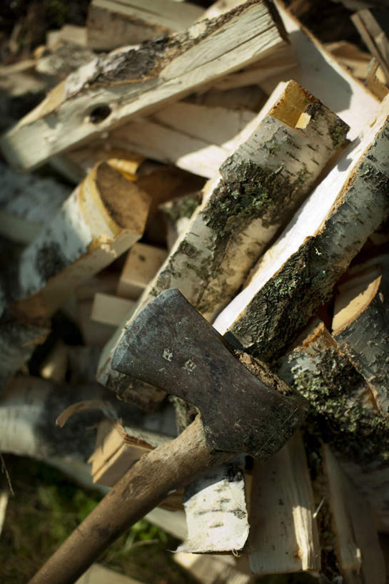 无人,竖图,俯视,室外,特写,白天,金属制品,一把,许多,阴影,光线,金属,木材,木头,影子,切块,木柴,阳光,木料,斧头,彩图,高角度拍摄