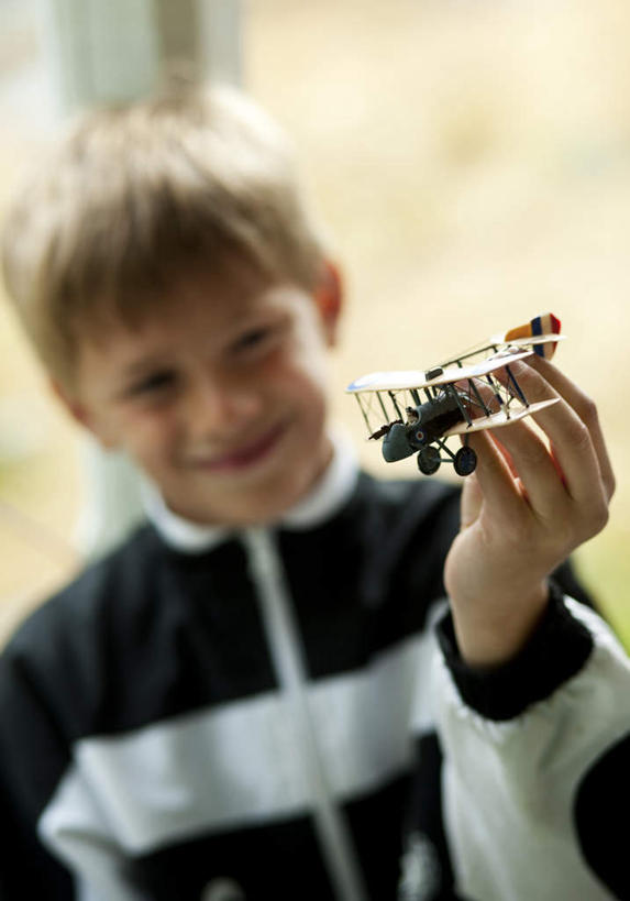 西方人,儿童,一个人,站,笑,微笑,竖图,室外,特写,白天,正面,纯洁,飞机,欧洲,欧洲人,仅一个男性,仅一个人,握,服装,朦胧,模糊,交通,拿,拿着,休闲装,航空,小孩,衣服,白色,黑色,模型,交通工具,站着,仅一个小孩,休闲,休闲服,金色,可爱,童年,童趣,握着,运输,服饰,载具,航模,童真,烂漫,无邪,天真,男孩,男人,男性,白种人,孩子,站立,半身,彩图,短发,男生