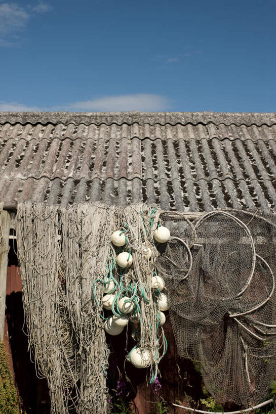 无人,竖图,室外,白天,正面,金属制品,许多,吊挂,悬挂,阴影,光线,金属,影子,房屋,屋顶,屋子,公寓,捕虫网,挂,顶棚,楼房,住宅,蓝色,蓝天,天空,阳光,天,晴朗,扫网,水网,万里无云,扑网,杆子,晴空,晴空万里,彩图,房子