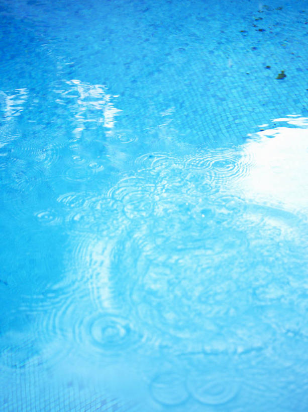 无人,体育馆,游泳池,竖图,俯视,室内,特写,白天,水,波纹,清澈,透明,水池,水面,泳池,蓝色,水纹,波浪,游泳馆,理智,沉静,通明,冷色,高深,冷淡,明澈,清彻,清亮,彩图,高角度拍摄