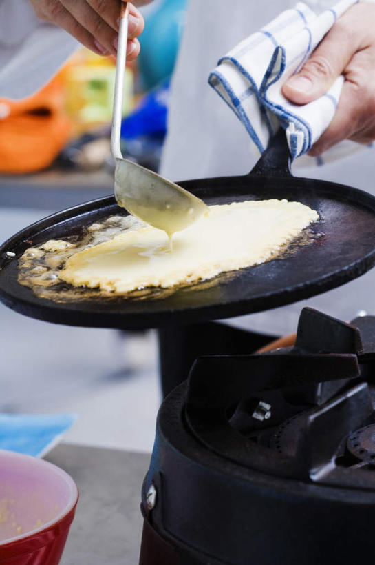 煎饼,西方人,一个人,竖图,俯视,室内,特写,白天,烹饪,厨房,厨具,金属制品,欧洲,欧洲人,仅一个男性,仅一个人,一把,一块,握,朦胧,模糊,金属,锅子,平底锅,勺子,灶台,炉灶,拿,拿着,仅一个年轻男性,一个,蓝色,白色,黑色,毛巾,握着,单个,烹饪用具,男人,男性,年轻男性,白种人,烹调用具,烹调,半身,彩图,高角度拍摄,灶间