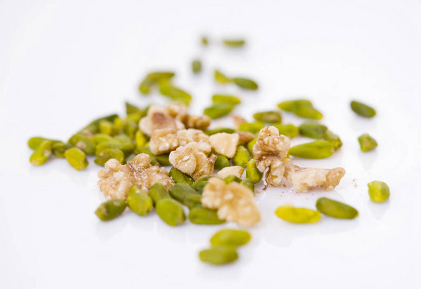 无人,横图,俯视,室内,特写,白天,白色背景,桌面,桌子,一堆,许多,阴影,堆叠,堆积,朦胧,模糊,反射,影子,核桃,坚果,果实,很多,干果,摄影,影棚,堆,无名子,开心果,胡桃,胡棒子,绿仁果,羌桃,彩图,高角度拍摄,影棚拍摄,拍摄