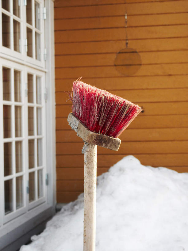 无人,竖图,室外,白天,正面,雪,大雪,窗户,落地窗,一把,木制,工具,扫帚,房屋,墙,屋子,积雪,雪景,冬季,冬天,公寓,楼房,玻璃窗,墙壁,墙面,住宅,黄色,红色,木制品,清洁,寒冷,扫把,卫生,保洁,笤帚,严寒,彩图,房子