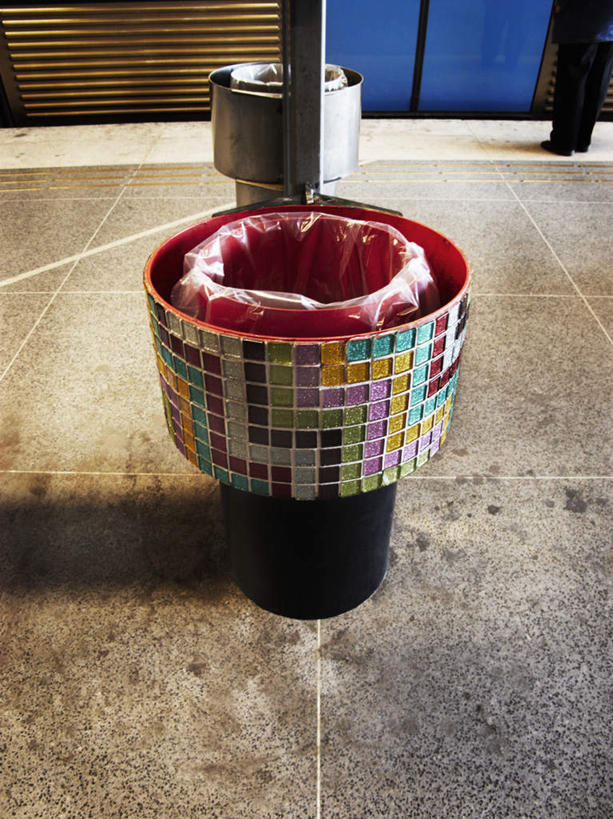 无人,竖图,俯视,室内,特写,白天,门,玻璃,金属制品,环保,金属,地砖,马赛克,地铁站,垃圾桶,地面,玻璃制品,两个,黄色,红色,蓝色,绿色,紫色,黑色,容器,门框,储藏,垃圾箱,回收,资源,储存,利用,低碳,循环,彩图,高角度拍摄,贮存