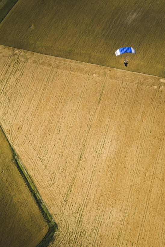 西方人,一个人,跳伞运动员,农田,竖图,俯视,室外,白天,庄稼,农作物,跳伞,降落伞,欧洲,欧洲人,仅一个人,阴影,光线,影子,着陆,阳光,打开,登陆,开启,下降,降落,白种人,伞兵,跳伞人,跳伞员,跳伞者,彩图,高角度拍摄,全身,耕地,庄稼田