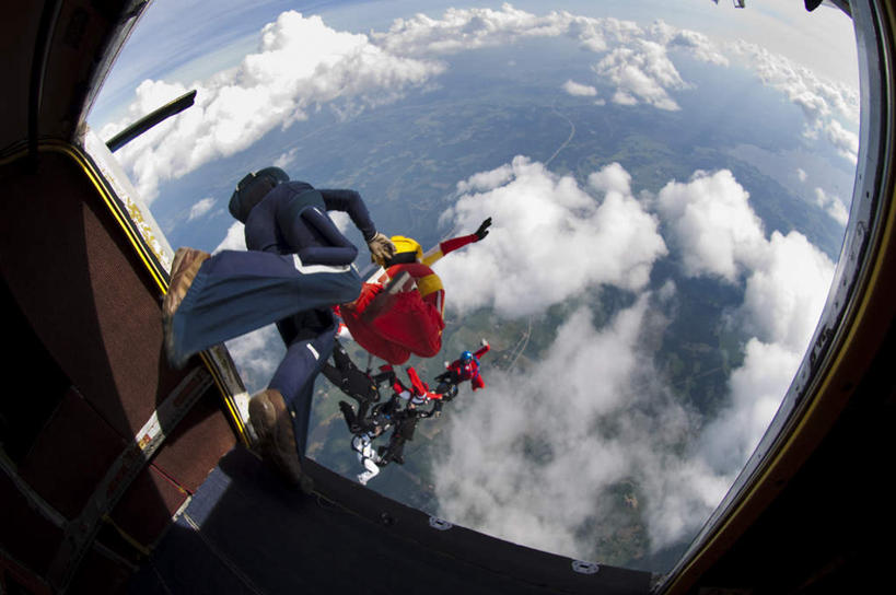 西方人,伙伴,朋友,跳伞运动员,跳,横图,俯视,室外,白天,锻炼,友谊,成功,运动,合作,团队,信心,竞争,跳伞,飞机,欧洲,欧洲人,阴影,服装,光线,影子,云,云朵,交通,许多人,速度,云彩,休闲装,航空,极限运动,队伍,衣服,红色,蓝色,白云,阳光,交通工具,一群人,休闲,休闲服,力量,平衡,运输,服饰,协调,客机,成就,载具,灵敏,合伙,柔韧,耐力,体育,友情,男人,男性,年轻男性,年轻女性,女人,女性,白种人,伞兵,跳伞人,跳伞员,跳伞者,跳跃,彩图,高角度拍摄,全身,健身