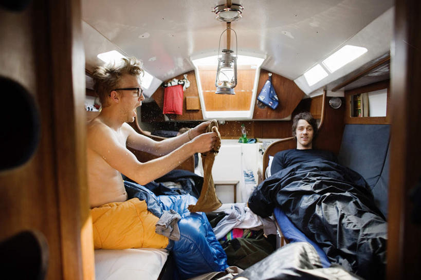 西方人,两个人,伙伴,朋友,坐,躺,笑,微笑,露齿笑,横图,室内,白天,正面,友谊,床,轮船,船,照明,欧洲,欧洲人,戴,握,服装,眼镜,灯光,床单,拿,拿着,休闲装,被子,吊灯,裸露,灯,两个,一个,衣服,蓝色,灯具,交通工具,靠,靠着,休闲,休闲服,握着,服饰,单人床,单个,照亮,戴着,哈欠,被单,照明设备,载具,裸,睡袋,近视眼镜,一盏,友情,男人,男性,年轻男性,白种人,躺着,坐着,半身,彩图