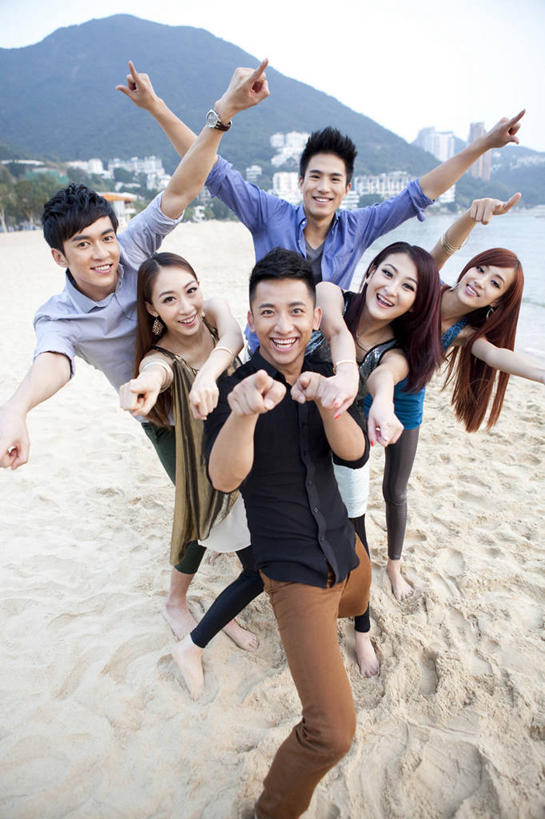 东方人,成年人,码头,举,笑,微笑,露齿笑,竖图,室外,白天,正面,衬衫,旅游,度假,快乐,兴奋,友谊,幸福,信心,海洋,山,天际线,港口,香港,中国,亚洲,行人,游客,游人,指,脚印,服装,沙子,指点,休闲装,路人,旅客,刺激,衣服,天空,地标建筑,手势,托,休闲,赤脚,放松,乐趣,摄影,服饰,生活方式,幽默,享乐,指向,衣着,穿着,东亚,浅水湾,万里无云,香港岛,集体照,衣饰,过客,无忧无虑,男人,男性,年轻男性,年轻女性,女人,女性,亚洲人,中国人,年轻人,海滩,休闲活动,举起,举手,举着,向上举,向上伸,向上托,张开手臂,彩图,旅行,欢乐,摆渡口,埠头,渡口,渡头,港湾,海港,货运码头,口岸,商港,打手势,挨着