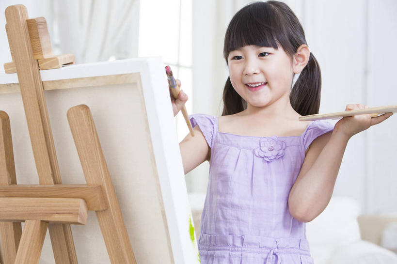 东方人,儿童,一个人,家庭,站,微笑,横图,室内,白天,正面,快乐,幸福,纯洁,智慧,油画,亚洲,仅一个女性,仅一个人,艺术,画板,拿着,休闲装,小孩,画笔,看,仅一个小孩,温暖,温馨,一家人,可爱,童年,童趣,摄影,生长,和睦,创造力,专心,享乐,作画,梦想,想象,童真,渴望,东亚,烂漫,无邪,颜料盘,美术工艺,无忧无虑,天真,女孩,女人,女性,亚洲人,中国人,孩子,休闲活动,半身,彩图,影棚拍摄,融洽,女生,小学生,好奇心