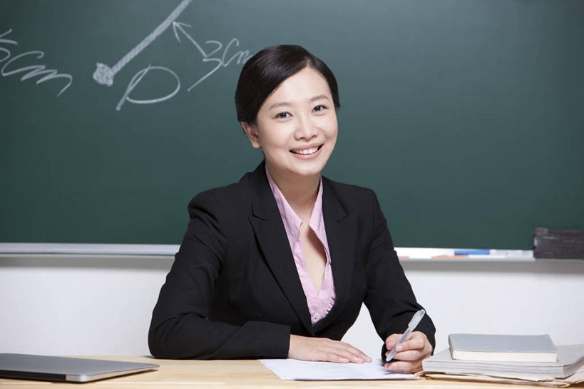 东方人,成年人,一个人,教师,坐,笑,微笑,露齿笑,横图,室内,白天,留白,正面,快乐,幸福,智慧,信心,笔记本电脑,北京,中国,亚洲,仅一个年轻女性,仅一个女性,仅一个人,写,准备,套装,正装,教育,教科书,黑板,职业,教室,家庭作业,摄影,生活方式,指导,知识,关爱,数学,努力,东亚,责任,贡献,年轻女性,女人,女性,亚洲人,中国人,年轻人,讲师,书,半身,彩图,大学,小学,多媒体,校对