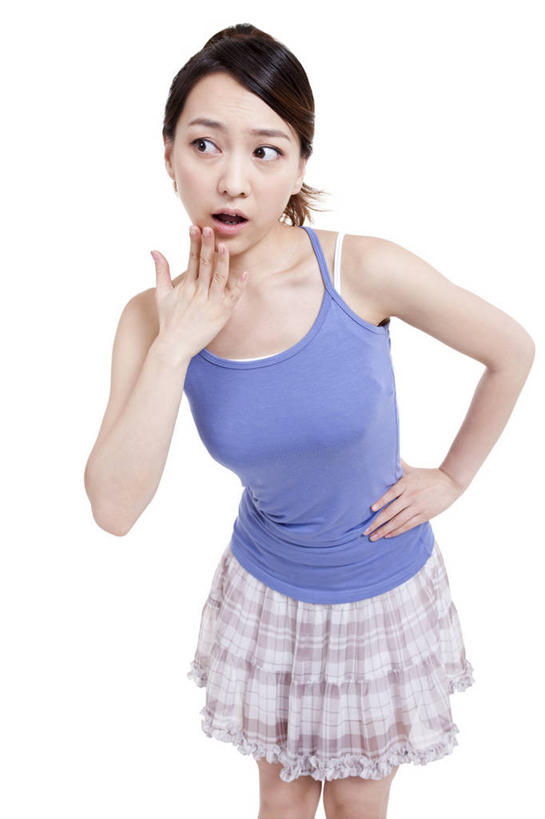 成年人,一个人,竖图,留白,白色背景,正面,时尚,北京,中国,亚洲,仅一个年轻女性,仅一个女性,仅一个人,休闲装,叉腰,休闲,健康,个性,遮,遮掩,摄影,影棚,生活方式,惊奇,掩盖,遮挡,摄影棚,肖像,东亚,遮盖,掩饰,担心,年轻女性,女人,女性,中国人,年轻人,彩图,影棚拍摄,拍摄,捂住