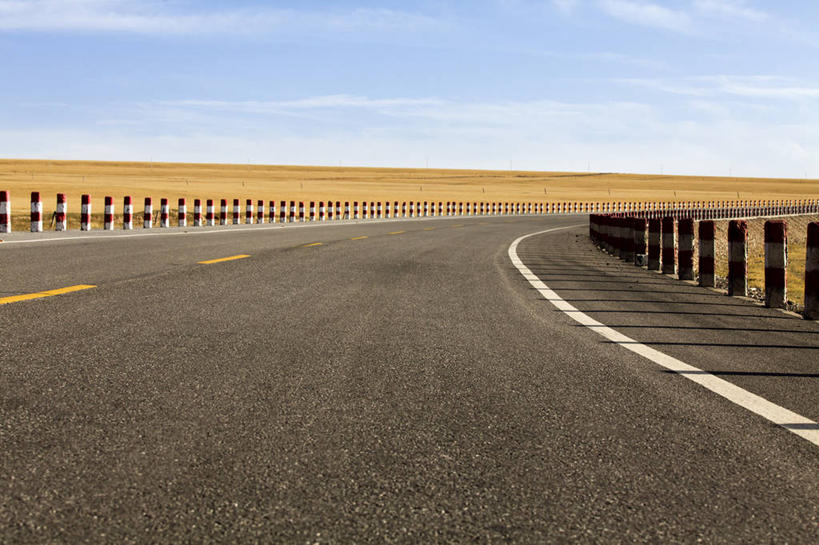 无人,栏杆,横图,室外,白天,旅游,度假,旅途,美景,高速公路,路,中国,亚洲,地平线,地形,景观,交通,方向,娱乐,蓝色,风景,天空,自然,享受,休闲,景色,放松,运输,摄影,双黄线,宁静,自驾游,自然风光,东亚,地貌,青海省,万里无云,自然地理,彩图,旅行,青藏公路