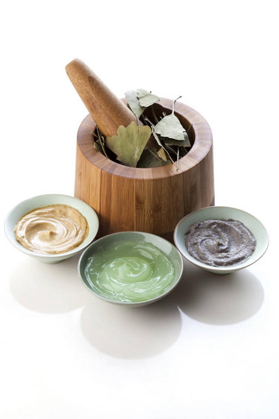 无人,竖图,俯视,留白,白色背景,按摩,美容,芦荟,银杏树,静物,叶子,北京,中国,亚洲,护肤,准备,反射,材料,瓷器,润肤露,草药,药草,传统,自然,干花,保养,享受,休闲,面膜,放松,SPA水疗,保健,温泉浴场,摄影,有机食品,多样,研磨,维生素,简单,化妆用品,草本,清新,中国文化,华贵,研磨器,干的,中医,东亚,纯净,养颜,替代疗法,芦荟汁,银杏,矿泉疗养地,彩图,高角度拍摄,影棚拍摄,水疗,传统文化,成分