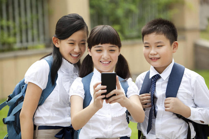 东方人,西方人,儿童,三个人,学生,操场,笑,微笑,露齿笑,横图,室外,白天,正面,裙子,时尚,快乐,兴奋,友谊,幸福,纯洁,分享,互联网,技术,手机,北京,欧洲,中国,欧洲人,亚洲,正装,书包,教育,拿着,校园,刺激,小孩,拍照,背包,休闲,健康,校服,活力,可爱,乐趣,童年,童趣,搭,自拍,摄影,生长,生活方式,酷,享乐,搭着,童真,智能手机,东亚,烂漫,无邪,无线电技术,无忧无虑,天真,男孩,女孩,白种人,亚洲人,中国人,孩子,半身,彩图,欢乐,小学,男生,女生,小学生,白色人种,国际学校,挨着