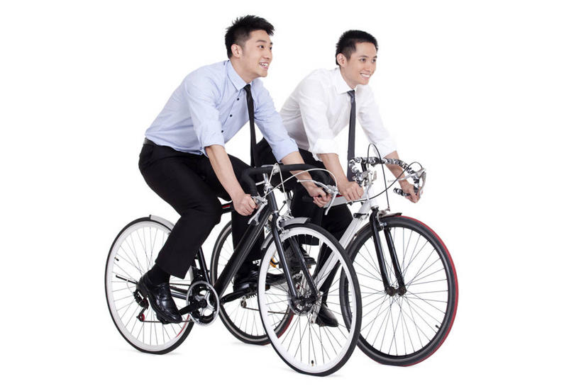 东方人,成年人,一个人,两个人,商务人士,商务男性,笑,打电话,微笑,露齿笑,横图,留白,白色背景,衬衫,时尚,快乐,友谊,幸福,自行车,北京,中国,亚洲,仅一个男性,仅一个人,套装,正装,并排,车,脚踏车,仅一个年轻男性,骑,交通工具,骑车,休闲,放松,运输,摄影,影棚,生活方式,动作,载具,摄影棚,商务装,合伙,工薪阶层,东亚,环境保护,自行车运动,男人,男性,年轻男性,亚洲人,中国人,年轻人,白领,上班族,休闲活动,彩图,影棚拍摄,衬衣,欢乐,拍摄,办公室职员