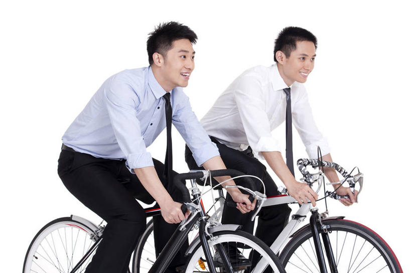 东方人,成年人,一个人,两个人,商务人士,商务男性,笑,打电话,微笑,露齿笑,横图,留白,白色背景,衬衫,时尚,快乐,友谊,幸福,自行车,北京,中国,亚洲,仅一个男性,仅一个人,套装,正装,并排,车,脚踏车,仅一个年轻男性,骑,交通工具,骑车,休闲,放松,运输,摄影,影棚,生活方式,动作,载具,摄影棚,商务装,合伙,工薪阶层,东亚,环境保护,自行车运动,男人,男性,年轻男性,亚洲人,中国人,年轻人,白领,上班族,休闲活动,彩图,影棚拍摄,衬衣,欢乐,拍摄,办公室职员