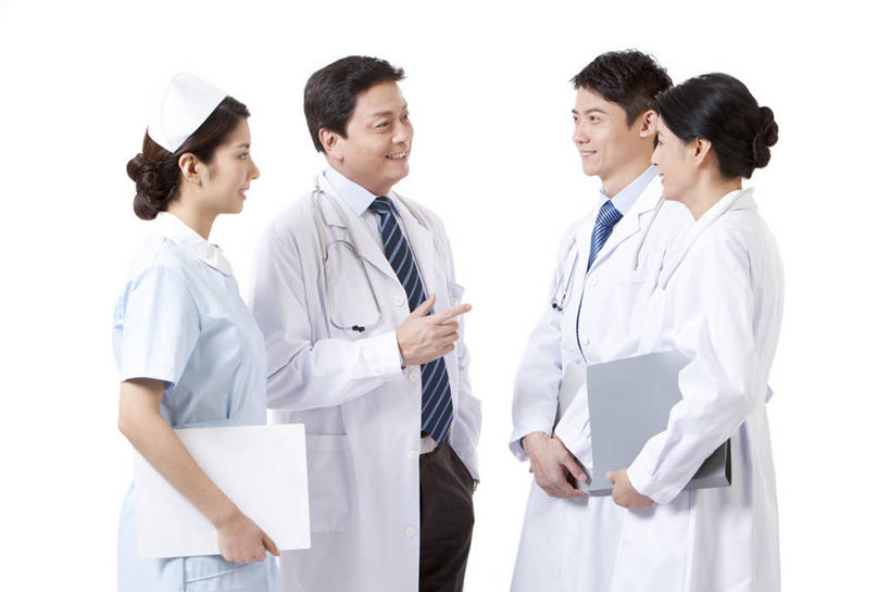 东方人,成年人,中年人,老年人,四个人,医生,护士,站,横图,留白,白色背景,侧面,工作服,制服,讨论,快乐,幸福,团队,信心,北京,中国,亚洲,工作,文件,文件夹,拿着,听诊器,医疗用品,医护人员,医疗人员,职业,面对面,服务,摄影,影棚,支撑,写字板,摄影棚,努力,肖像,医疗器械,手插袋,医疗工具,合伙,东亚,实验服,工作制服,技能,团结,老年男性,老年女性,男人,男性,年轻男性,年轻女性,女人,女性,亚洲人,中国人,年轻人,大夫,插兜,手插兜,说话,彩图,影棚拍摄,工作套服,欢乐,拍摄,手抄兜